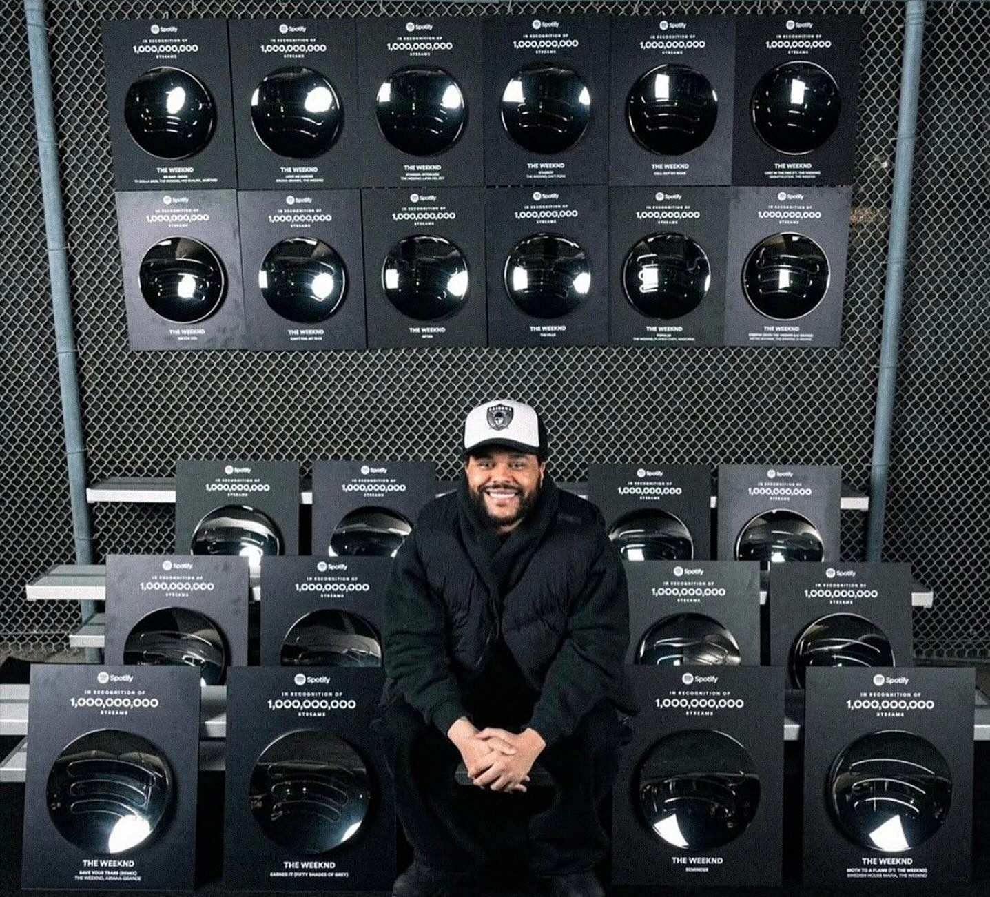 The Weeknd Breaks History With ‘Blinding Lights’ 👑✨